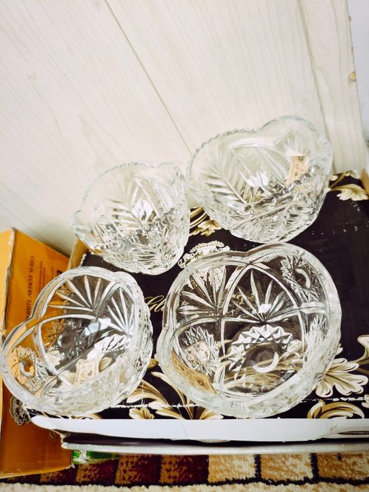 Хрустальные посуды для сервировки стола