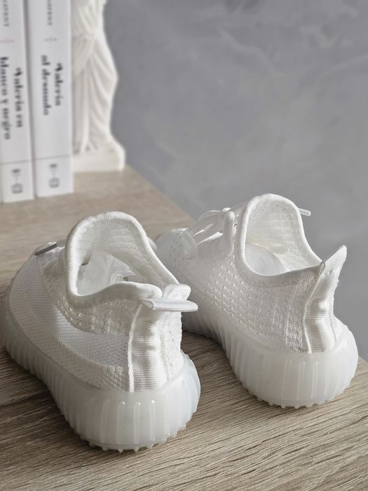 Adidasi Baby Yeezy - 23
