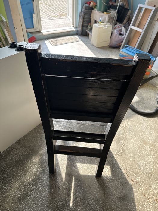 Scaune din lemn masiv .