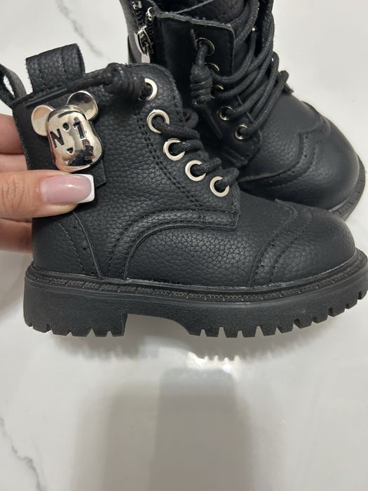 Продаю детские ботинки