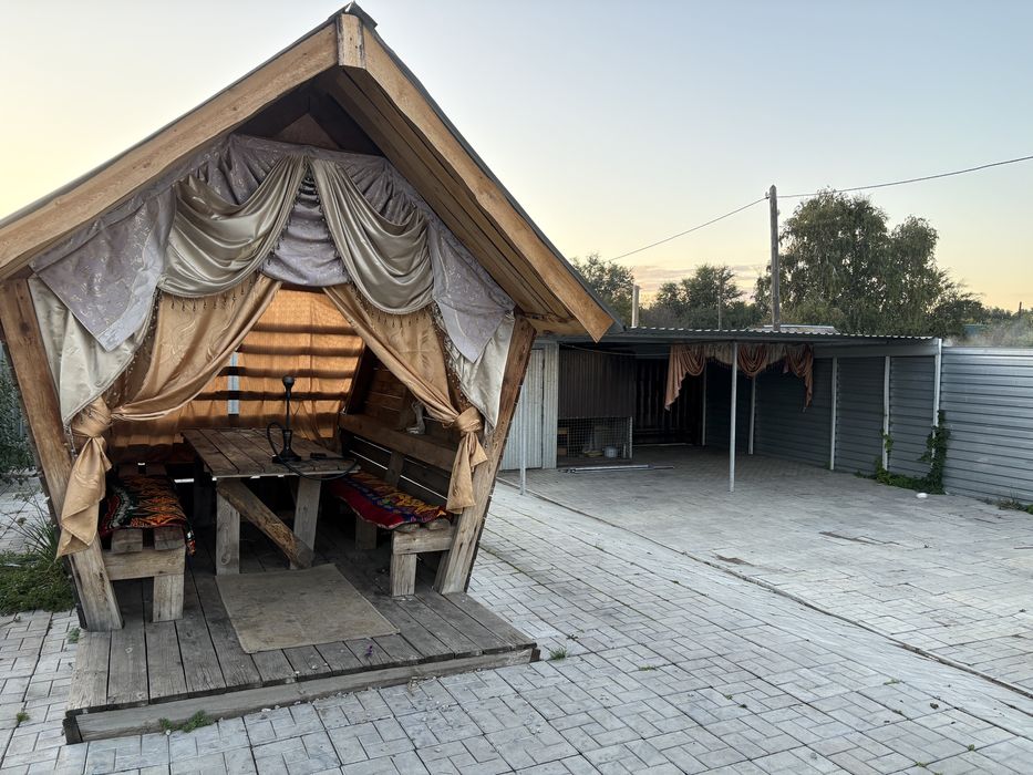 Домик с баней, беседкой.
