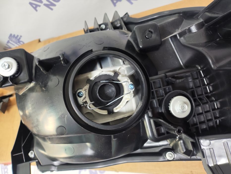 Хайлюкс фары передние