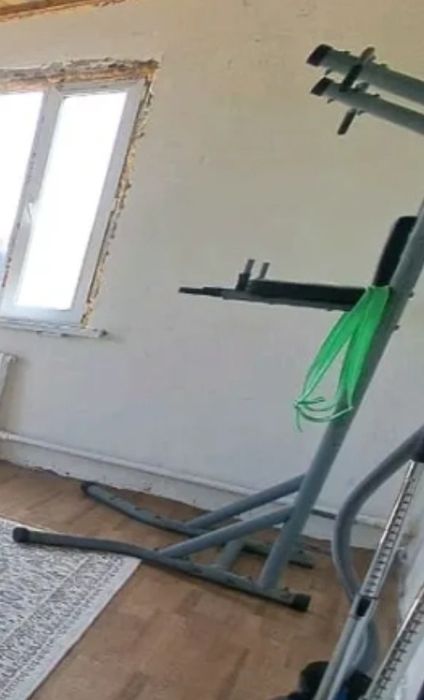 Тренажёр и турник на брусьях