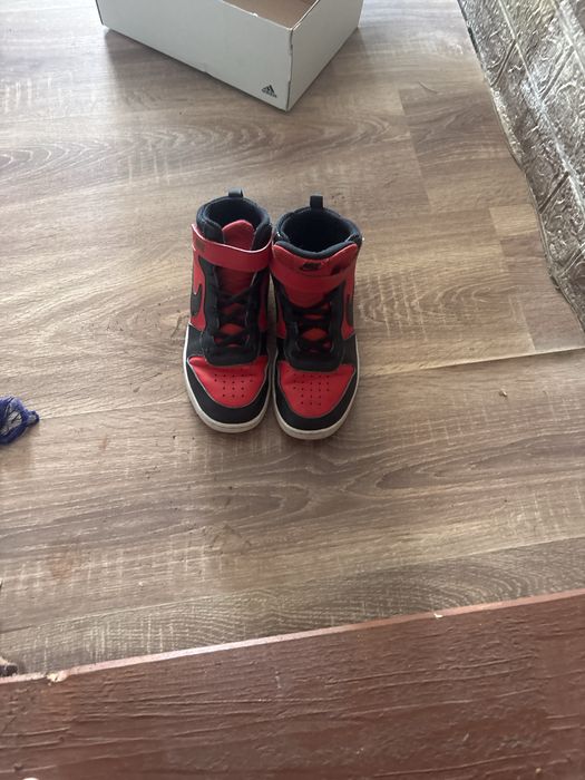 Adidașii sunt roșii și sunt noi