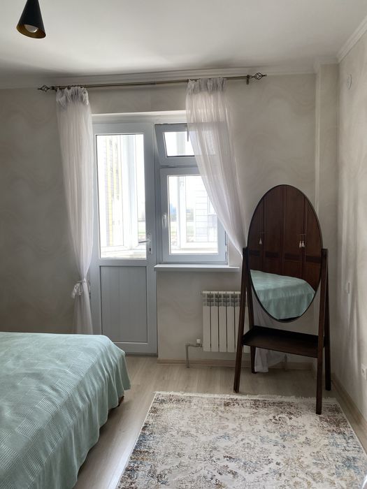 Продается зеркало коричневое