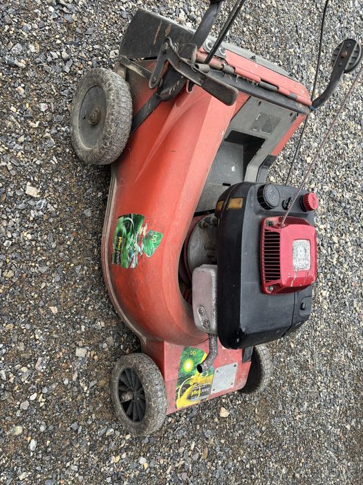 Vand 2 masina de tuns iarba husqvarna si new garda Italia