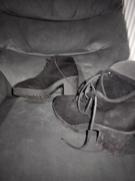 Велурени обувки с ток на New Yorker