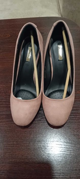 Продавам обувка на ток, естествен велур, нови