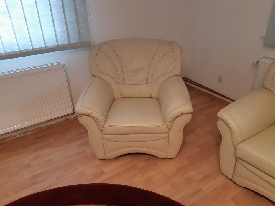 Set canapea extensibila si doua fotolii din piele crem