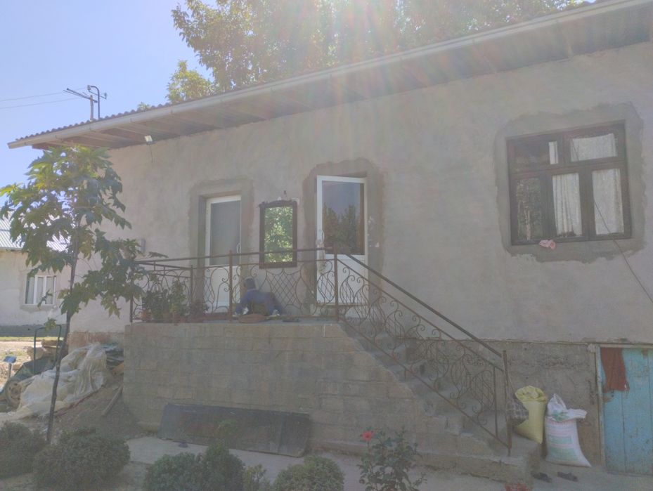 Уй сотилади 8 сотих ,2 хона уйи ва подавали бн,