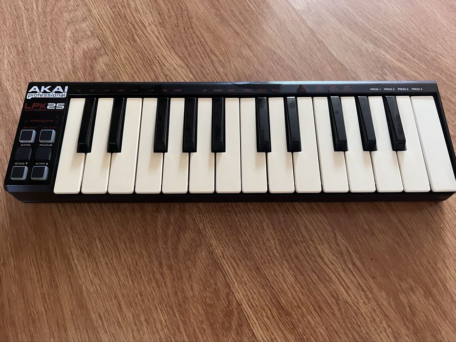 Akai MIDI клавиатура