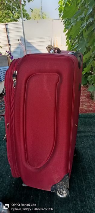 Продам чемодан большой.