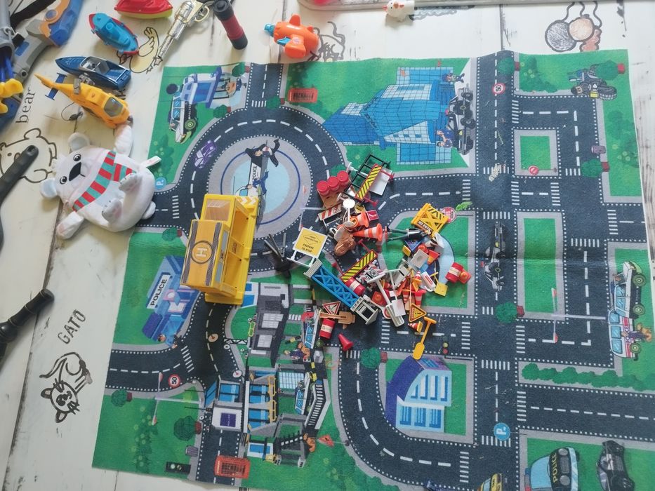 Играчки за деца и изкуствена елха