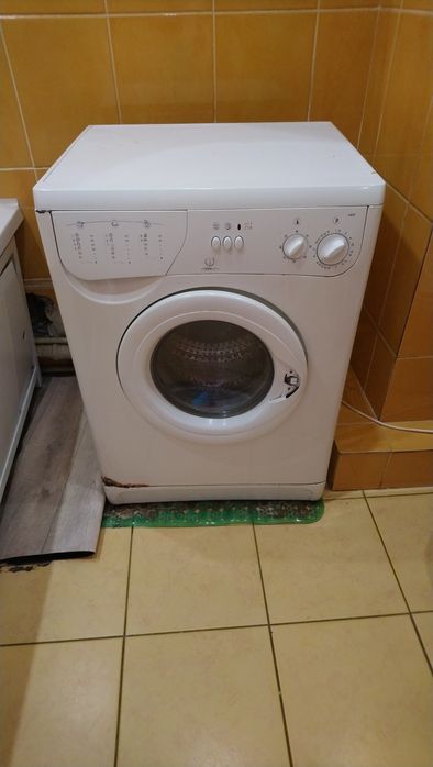 Стиральная машинка Индезит.