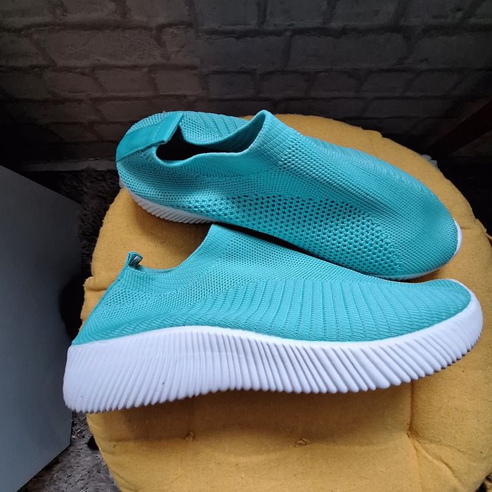 Продавам  маратонки,стелка 24 см.