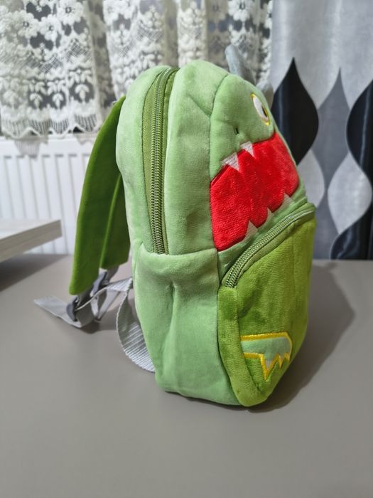 Ghiozdanel cu dinozaur