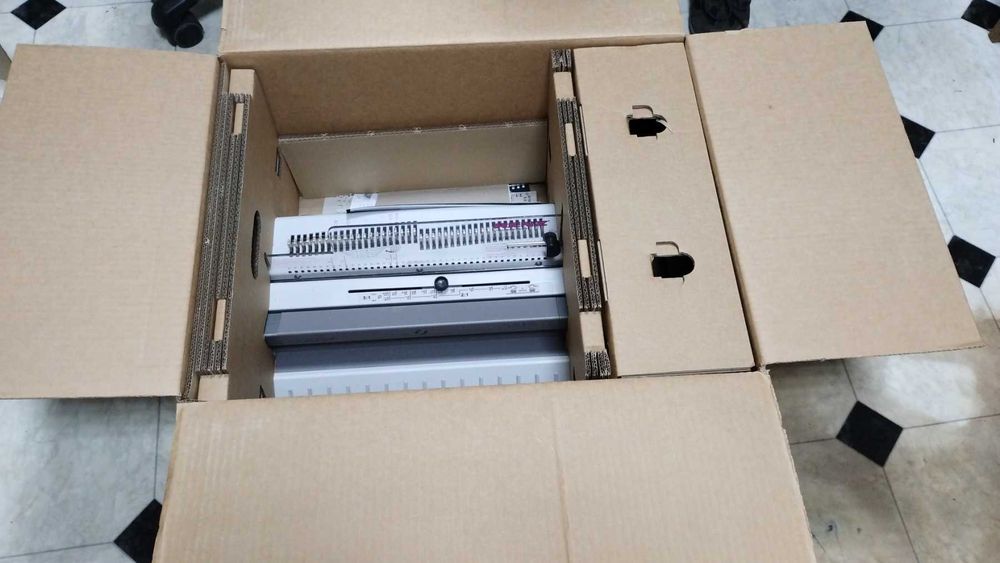 Професионална машина за подвързване със спирали Renz SRW 360 3:1