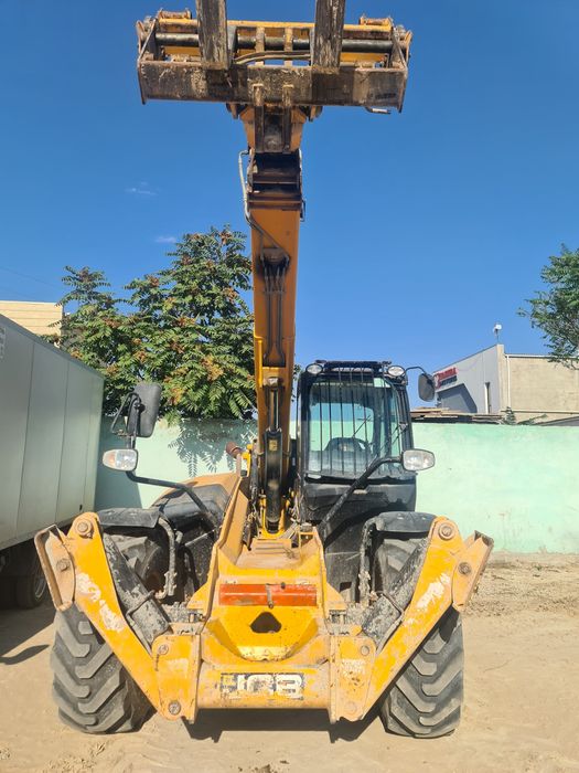 телескопический погрузчик JCB