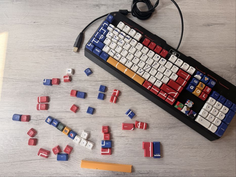 Vănd Tastatură gaming mecanica Redragon Varuna K559 RGB cu iluminare RGB, full anti-ghosting, cu fir , negru + Taste Euro 2024 - România