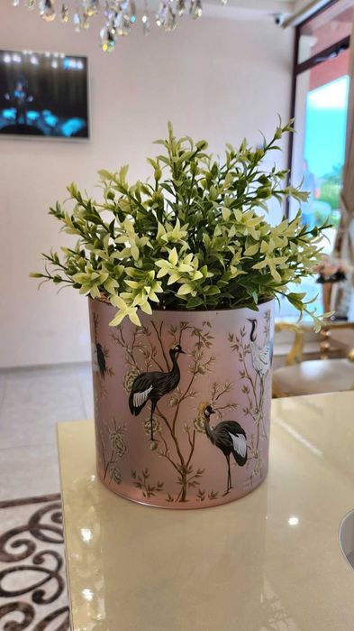 Украса, статуетки, цветя, вази