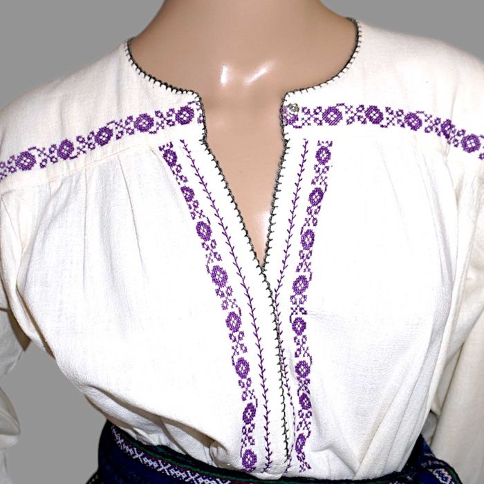 Costum popular vechi cu valnic de lana masura S-M