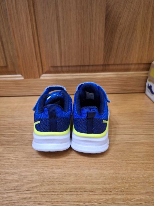 Продавам детски маратонки KARRIMOR за момче