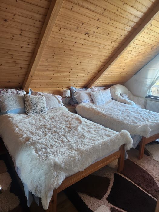 2  Paturi din lemn cu saltea inclusă