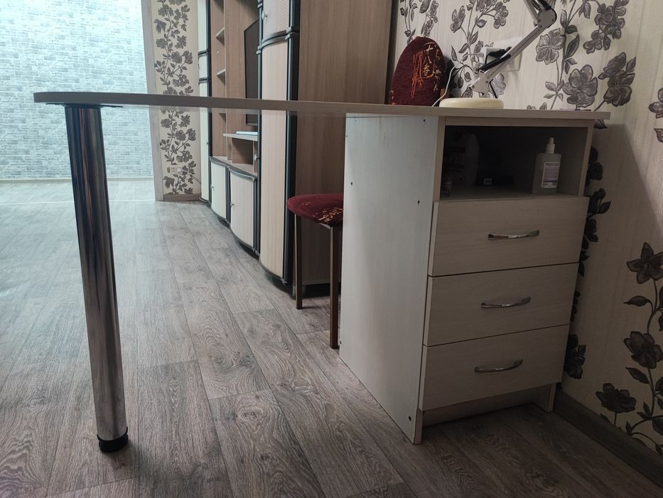 Маникюрный столик