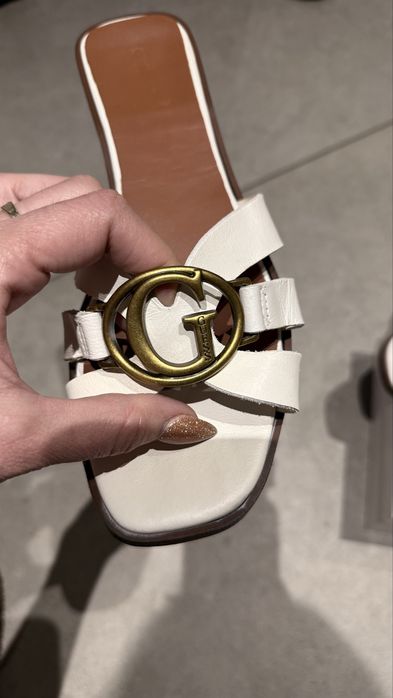 Дамски чехли на Guess