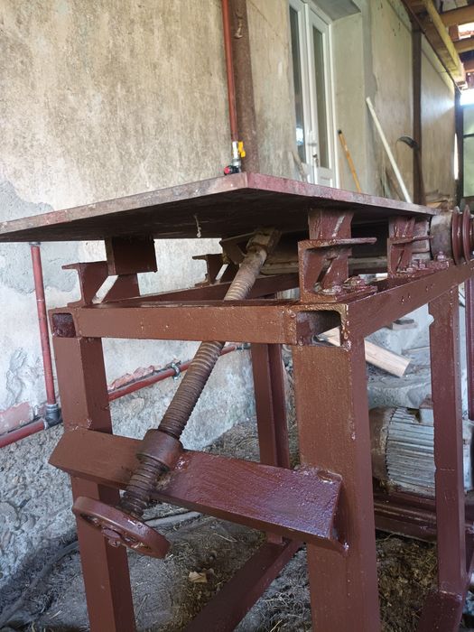 Abric trifazic cu masă metalică reglabilă și ax cu 3 cuțite