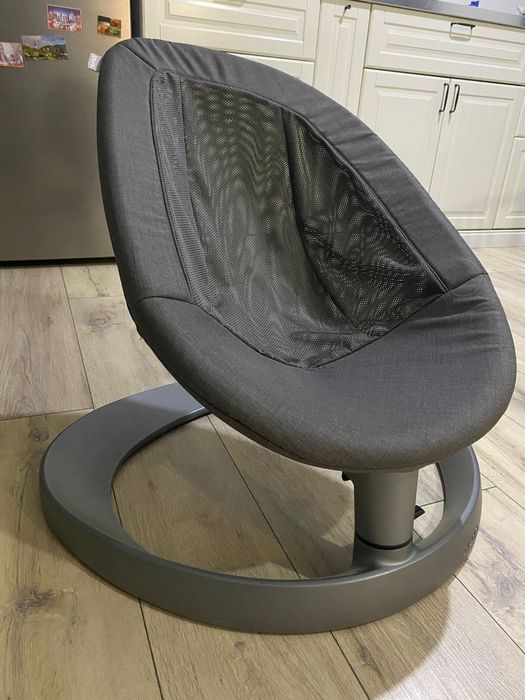 Vând balansoar/șezlong Nuna Leaf Grow, cu bară de jucării inclusă