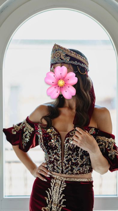 Елегантен традиционен костюм