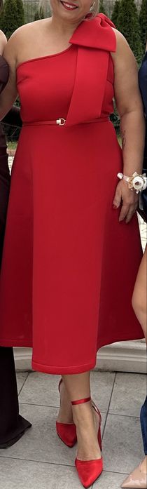 Червена рокля ………