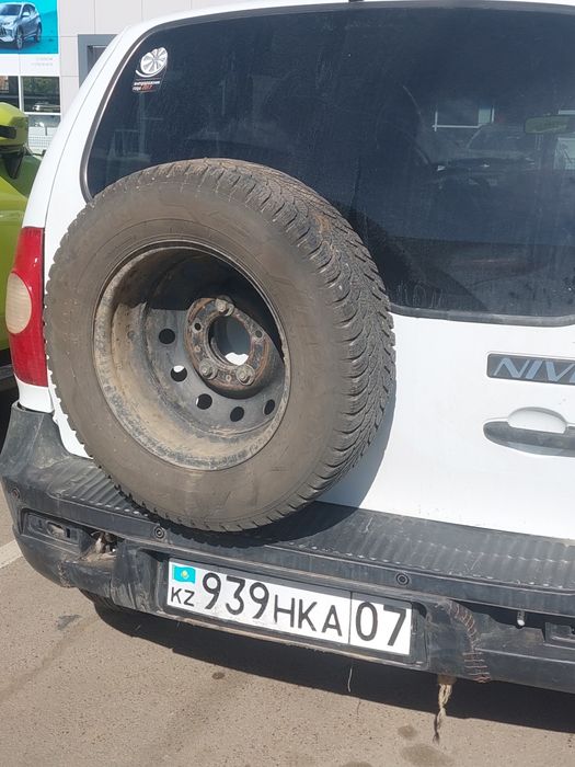 Машина шевролет нива