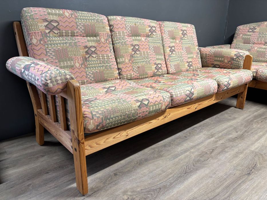 Canapea 3 pers. cadru lemn masiv rasinoase