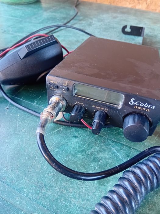 Statie auto emisie-receptie, cu antena