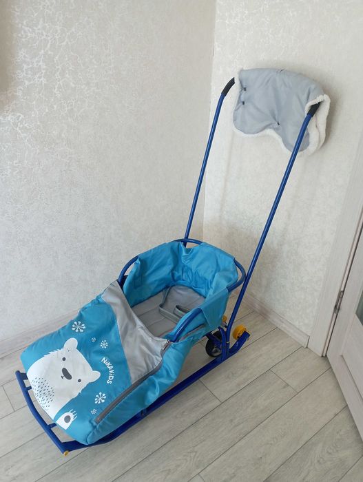 Детский велосипед и санки, лыжи