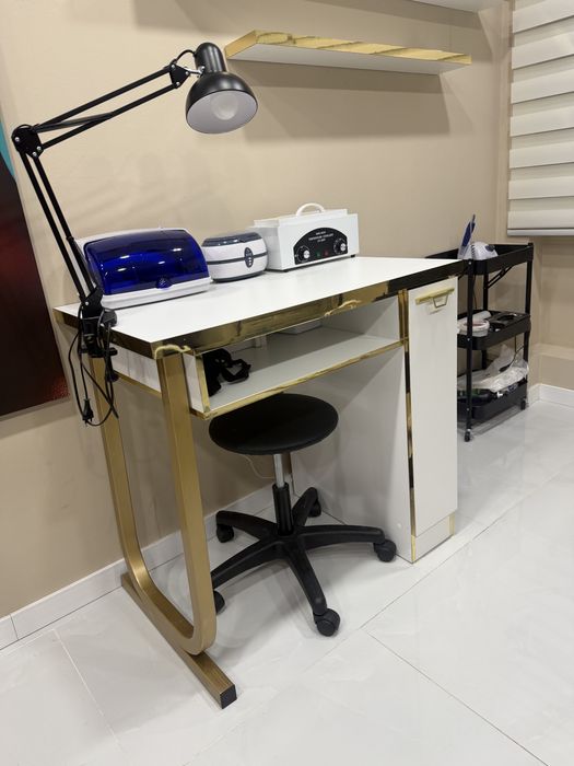 Продам маникюрный столик