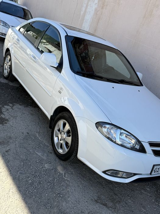 Mashina yaxshi holata oldi kapotida kichkina petnosi bor
