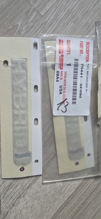 Embleme / Logouri Originale Toyota Hybrid Noi OEM (Haion și Aripi/Laterale)