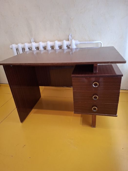 Стол письменный полированный