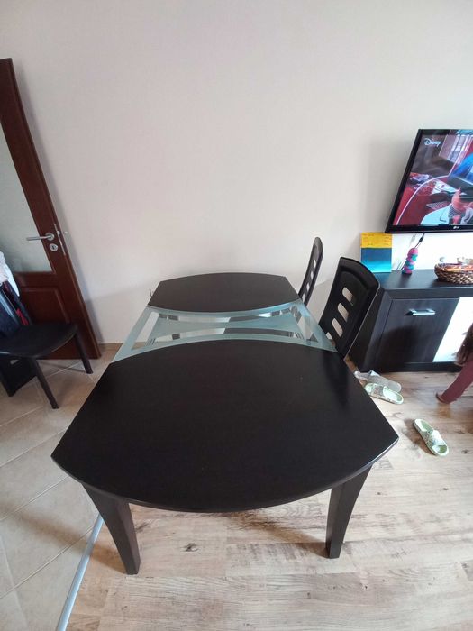 Холна, трапезна маса и столове