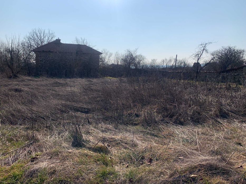 ДВУЕТАЖНА КЪЩА с двор с. Марино поле