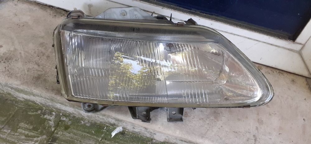 Renault Laguna. 1994-2000 Година. Десен Фар.Hella...Рено Лагуна...