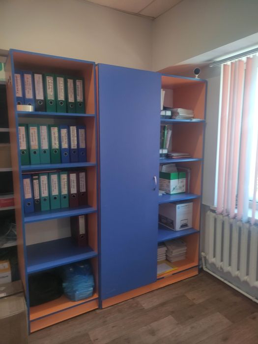 Стол и два шкафа для офиса