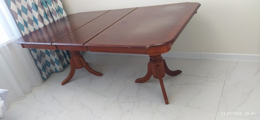 Большой лакированный стол