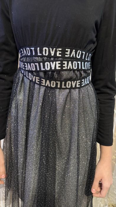 Продам нарядное платье на девочку 9-11 лет