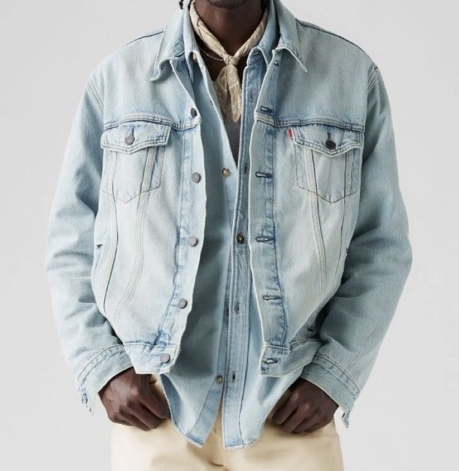 Одежда( топик, джинсовая куртка, джинсы)