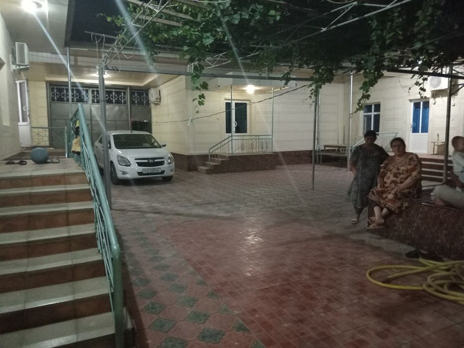 Ховли сотилади кировда  8хона 9 соток хамма шароити бор 85000 ками бор