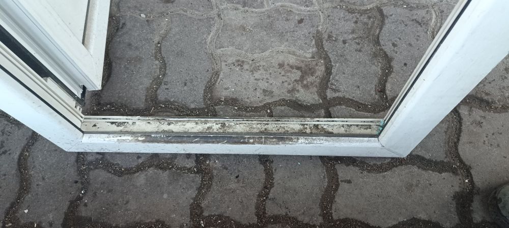 Продам пластиковую дверь